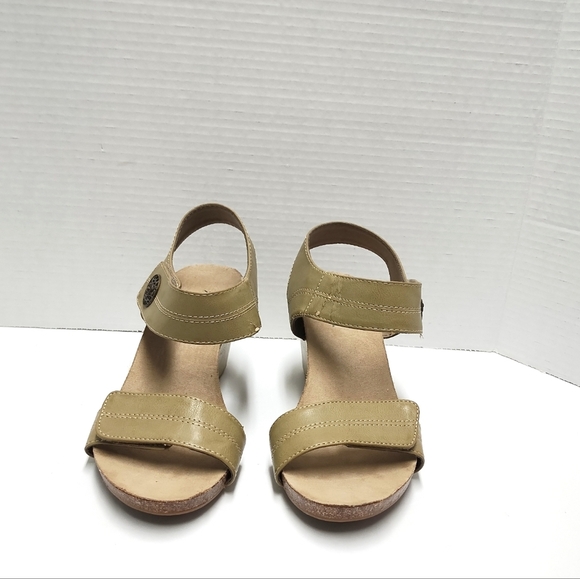 Stylish tan Wedge Sandals - Picture 3 of 10